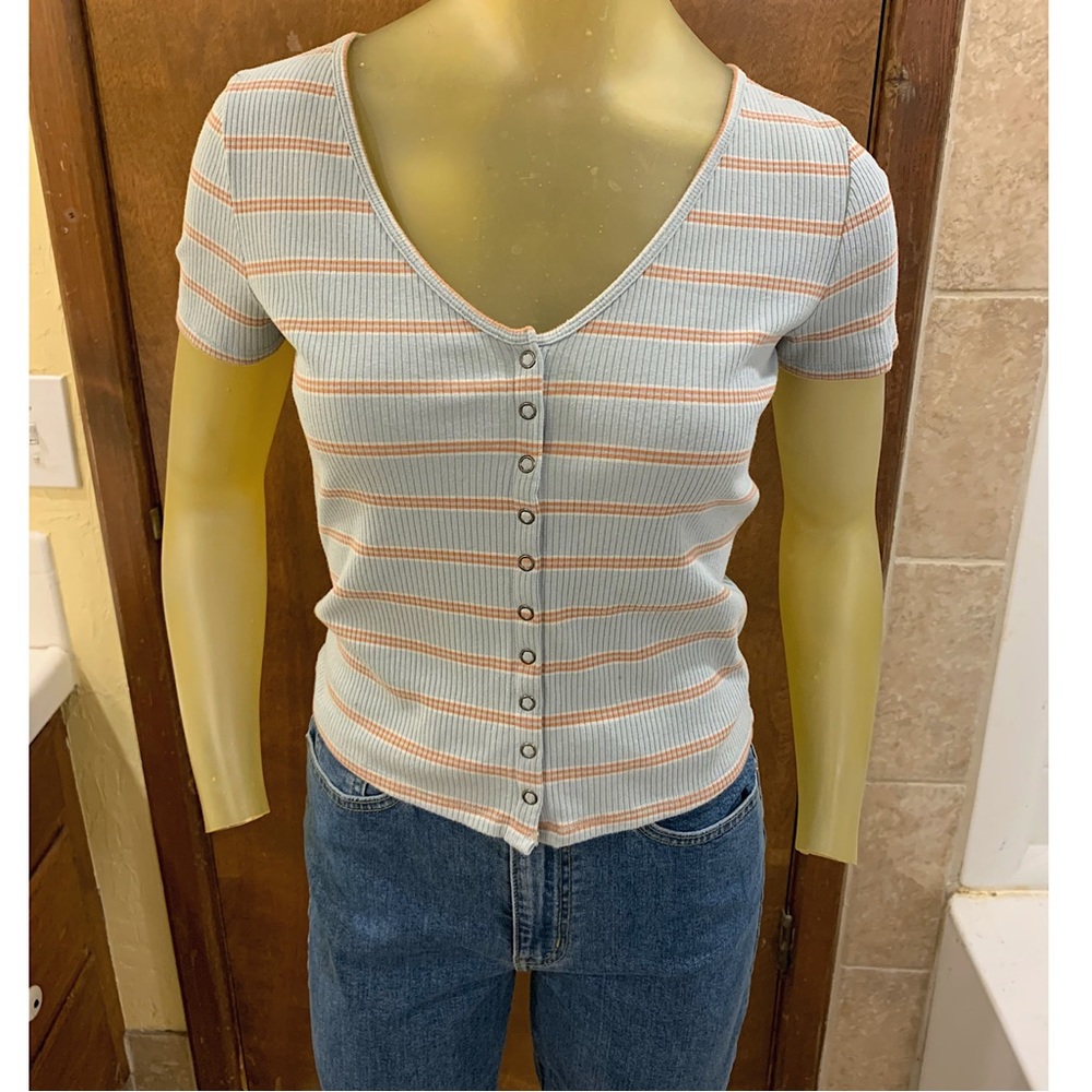 AE Striped V-Neck Snap Front T-Shirt. Size Medium.